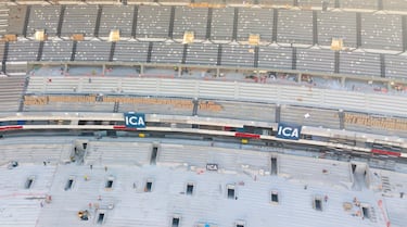 Raúl García, supervisor de taquilla del Estadio Azteca, comenta que "el equipo de instalación  realiza perforaciones espacio por espacio para la colocación de taquetes para los asientos. Ha sido un proceso laborioso pero muy rápido".