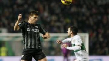 Camacho cabecea el balón ante Víctor Rodríguez.