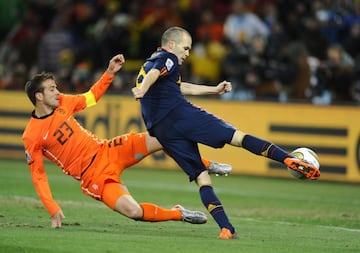 Andrés Iniesta marca el 0-1 para España.