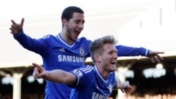 Hazard y Schurrle celebran el tercer gol del Chelsea ante el Fulham.