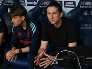 Flamengo's head coach Filipe Luis gestures before the start of the Brasileirao Serie A football match between Vasco da Gama and Flamengo at the Maracana stadium, in Rio de Janeiro, Brazil, on September 21, 2025. (Photo by Mauro PIMENTEL / AFP)