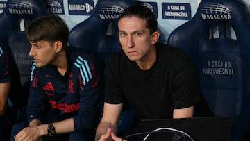 Flamengo's head coach Filipe Luis gestures before the start of the Brasileirao Serie A football match between Vasco da Gama and Flamengo at the Maracana stadium, in Rio de Janeiro, Brazil, on September 21, 2025. (Photo by Mauro PIMENTEL / AFP)