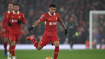Liverpool (United Kingdom), 05/01/2025.- Liverpool's Luis Diaz (C) in action during the English Premier League match between Liverpool FC and Manchester United, in Liverpool, Britain, 05 January 2025. (Reino Unido) EFE/EPA/ADAM VAUGHAN EDITORIAL USE ONLY. No use with unauthorized audio, video, data, fixture lists, club/league logos, 'live' services or NFTs. Online in-match use limited to 120 images, no video emulation. No use in betting, games or single club/league/player publications.