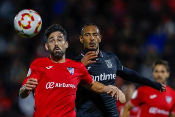 Haller pugna con Caro por un balón. El delantero del Leganés estuvo desaparecido. 