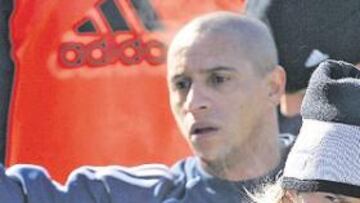<b>EXIGENCIA. </b>Roberto Carlos y Beckham piden agua al utillero en un breve paréntesis de la sesión preparatoria de ayer por la mañana.
