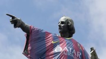 Así amaneció la estatua de Cristobal Colon en Barcelona.