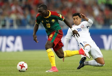 Soccer Football - Cameroon v Chile - FIFA Confederations Cup Russia 2017 - Group B - Spartak Stadium, Moscow, Russia - June 18, 2017   Cameroon’s Vincent Aboubakar in action with Chile’s Gonzalo Jara   REUTERS/Carl Recine
