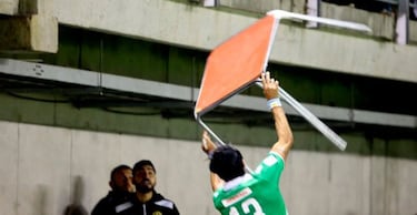 'El Loco' Abreu lanza mesa contra aficionados del Audax Italiano