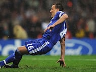 Terry se resbala durante el lanzamiento del penalti en la final de la Champions de 2008.