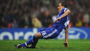 El Chelsea estaba a un penalti de ganar su primera Champions League. Era el 21 de mayo de 2008. La final entre ‘Blues’ y Manchester United había terminado con empate a uno y tendría que definirse en la tanda desde el manchón de cal. John Terry colocó la pelota en el punto y enfiló para disparar ante el holandés Edwin van der Sar. Sin embargo, la lluvia pertinaz que caía sobre el Estadio Luzhniki de Moscú ocasionó que el capitán del Chelsea resbalara al momento en el que sus pies se abalanzaban sobre la pelota y su disparo se perdió en la cortina de agua. Al final, fueron los ‘Red Devils’ quienes se coronaron por tercera vez en su historia.