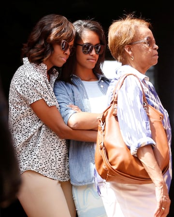 Michelle Obama y su hija Malia con Marian Robinson.