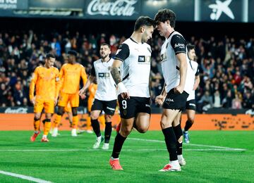 1-0. Hugo Duro celebra el primer tanto con Javi Guerra.