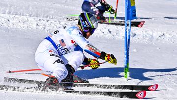 Meribel (France), 14/02/2023.- River Radamus (front) of the United States in action against Alexander Steen Olsen of Norway during the Big final of the Alpine Team Parallel event at the FIS Alpine Skiing World Championships in Meribel, France, 14 February 2023. (Francia, Noruega, Estados Unidos) EFE/EPA/JEAN-CHRISTOPHE BOTT
