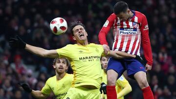 El defensa colombiano Bernardo Espinosa disputando un balón aéreo con el delantero croata Nikola Kalinic durante el partido entre Atlético de Madrid y Girona en el Wanda Metropolitano por la vuelta de los octavos de final de Copa del Rey.