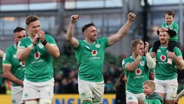 La selección irlandesa celebra una victoria.