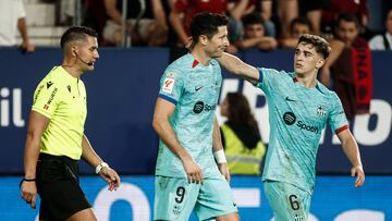 PAMPLONA, 03/09/2023.- El delantero polaco del FC Barcelona Robert Lewandowski (c) celebra su gol, segundo para su equipo, durante el encuentro correspondiente a la cuarta jornada de primera división que disputan hoy domingo frente al FC Barcelona en el estadio de El Sadar, en Pamplona. EFE/ jesus Diges