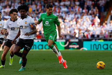 Marc¨® dos goles en la victoria del Betis en Mestalla, manteniendo vivo al equipo verdiblanco en la lucha por entrar en los puestos europeos. El tinerfe?o, de 30 a?os, est¨¢ en el mejor momento de la temporada.