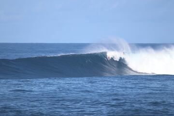 Ahmed Erraji practicando bodysurf en la ola gigante de La Santa (Lanzarote).