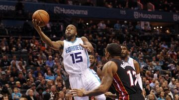 Kemba Walker anota ante Rodney McGruder