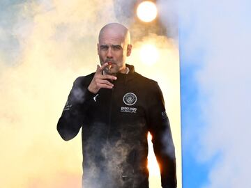 El Manchester City celebra su sexto título de la Premier League. En la imagen, Pep Guardiola con un puro.