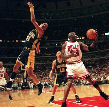 A pesar de la rivalidad personal entre Michael Jordan y Reggie Miller, ambos jugadores nunca se enfrentaron en playoffs hasta 1998. El estreno fue inolvidable. Los Bulls iban camino de su segundo threepeat, pero serie fue seguramente el obstáculo más difícil de superar para ellos en la aliminatoria de aquella temporada. Los de Chicago tomaron rápidamente ventaja de 2-0 en casa, lo que hacía parecer que la serie duraría poco. Nada más lejos de la realidad. Los Pacers respondieron en Indiana con otras dos victorias, la segunda gracias a la controvertida canasta ganadora de Miller. El quinto y el sexto se punto se quedó cada uno en la cancha del equipo local y todo se resolvió en el séptimo en Chicago, donde los Pacers hicieron frente a los Bulls. Pero, finalmente, la entente Jordan-Pippen fue demasiado para ellos.