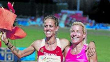 <b>RIVALES PERO AMIGAS. </b>Natalia Rodríguez y Marta Domínguez tras la carrera de 1.500 de ayer.