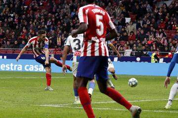 En el tiempo de descuento Diego Costa, ganaba la l¨ªnea de fondo y centraba al ¨¢rea, Herrera, listo, lo dej¨® pasar para que Koke rematara solo.