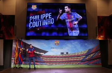 Ayer a su llegada al Camp Nou posó para los medios gráficos vestido con el chándal del club azulgrana.