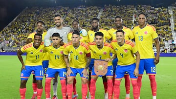 AME9457. FORT LAUDERDALE (ESTADOS UNIDOS), 15/11/2025.- Jugadores de Colombia forman este sábado, en un partido amistoso entre las selecciones de Colombia y Nueva Zelanda en el Chase Stadium, en Fort Lauderdale (Estados Unidos). EFE/ Giorgio Viera