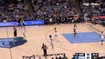 El jugador de los Nuggets brilló con un lanzamiento desde mitad de cancha y una asistencia de espaldas. Dos acciones que sorprendieron a todos en el duelo ante Grizzlies.