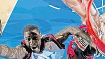 <b>DOBLES CIFRAS. </b>Roe fue uno de los jugadores más destacados del Tau. En esta jugada intenta anotar ante la oposición de Marconato.