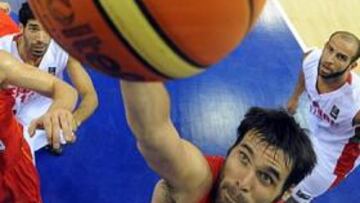 <b>SUPERIORIDAD BAJO LOS AROS. </b>San Emeterio coge un rebote ante la mirada de Fran Vázquez, que hizo un buen partido con 23 de valoración en sólo 16 minutos de juego.