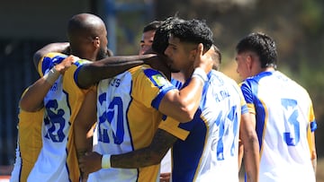 Futbol, Universidad de Concepcion vs Coquimbo Unido
Primera fecha, campeonato Nacional 2026.
El jugador de Universidad de Concepcion Luis Rojas, centro, celebra con sus companeros su gol contra Coquimbo Unido durante el partido de primera division disputado en el estadio CAP de Talcahuano, Chile.
31/01/2026
Eduardo Fortes/Photosport
Football, Universidad de Concepcion vs Coquimbo Unido
1st date, 2026 National Championship.
Universidad de Concepcion player Luis Rojas
, left right center, celebrates with teammates after scoring against Coquimbo Unido during the first division match held at the CAP stadium in Talcahuano, Chile.
31/01/2026
Eduardo Fortes/Photosport