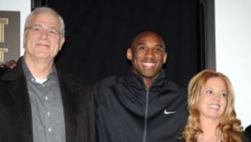 Phil Jackson (cuando a&uacute;n dirig&iacute;a a los amarillos), Kobe Bryant y Jeanie Buss en febrero de 2011. Eran otros tiempos en LA.