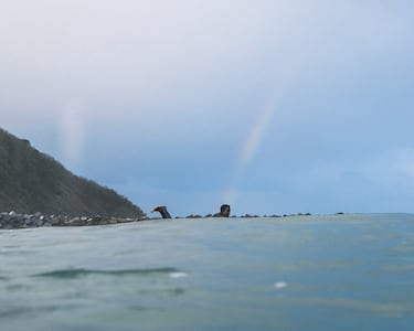 Cuando llegó al País Vasco, no había probado el surf. Le inició ni más ni menos que Axi Muniain, quien solía desayunar en el bara Iruña de Zarautz (en el que trabajaba de camarero) y le convenció de meterse al agua con él.
