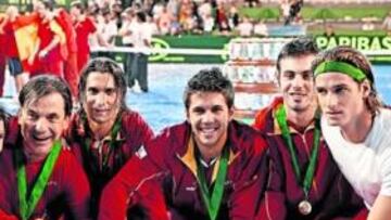 <b>CONQUISTADORES. </b>Ventura, Sánchez Vicario, Ferrer, Verdasco, Granollers y Feliciano ganaron el año pasado a Argentina en Mar del Plata.