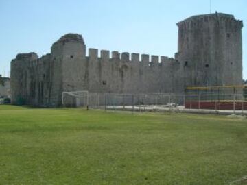 5 - El Igraliate Batarija de Croacia se encuentra inserto entre dos monumentos que son patrimonios nacionales: la Torre de San Marco y el Castillo de Kamerlengo. En ese marco, quizás jugar al fútbol sea lo de menos.