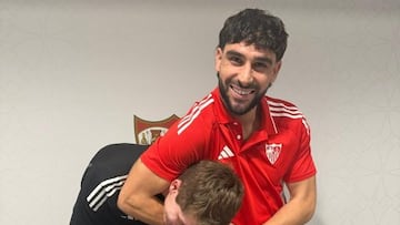 Maupay, con el CM en inglés del Sevilla.
