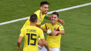 Juan Fernando Quintero, Falcao Garc&iacute;a y Mateus Uribe celebrando el gol de la Selecci&oacute;n Colombia ante Senegal en el Mundial de Rusia 2018