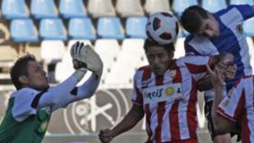 <b>COMPETENCIA. </b>Acasiete intenta estorbar a Portillo, que remata de cabeza a un atento Diego Alves y con Carlos García de testigo.