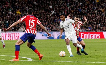 1-1. Secuencia de los regates de Rodrygo para anotar el primer gol. En la imagen, el brasileño se va de Mario Hermoso, con los brazos en alto.