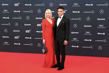 Falcao García y Lorelei Taron posan para las cámaras en los Premios Laureus que se desarrollaron en Mónaco.