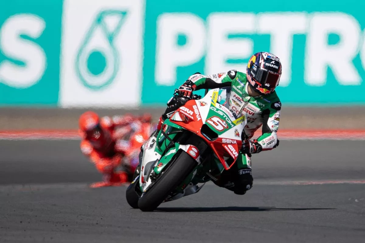 Johann Zarco, con Marc Márquez al fondo.