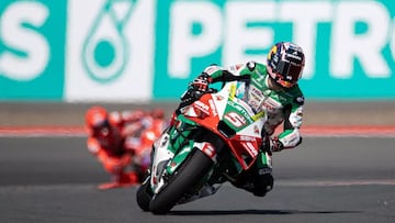 Johann Zarco, con Marc Márquez al fondo.
