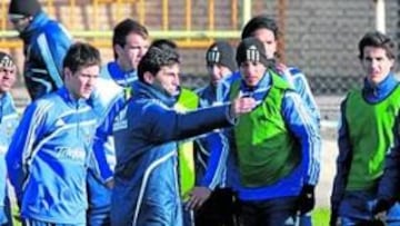 <b>PRIMER ENTRENAMIENTO. </b>Gay da instrucciones al grupo durante la sesión matinal de ayer.