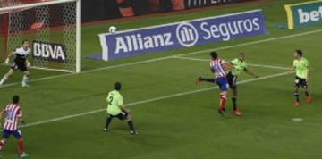 Diego Costa remata de cabeza para hacer el 2-0.