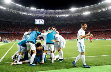 Benzema makes it 1-0 after a great mistake from Karius.