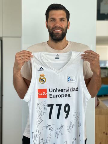 Camiseta firmada por toda la plantilla en récord de partidos en liga.