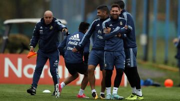 Leo Messi, de muy buen humor, con sus compa&ntilde;eros de la selecci&oacute;n durante una sesi&oacute;n de trabajo.