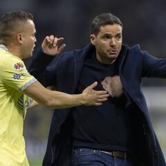 Jonathan Rodríguez intentó calmar a Larcamón